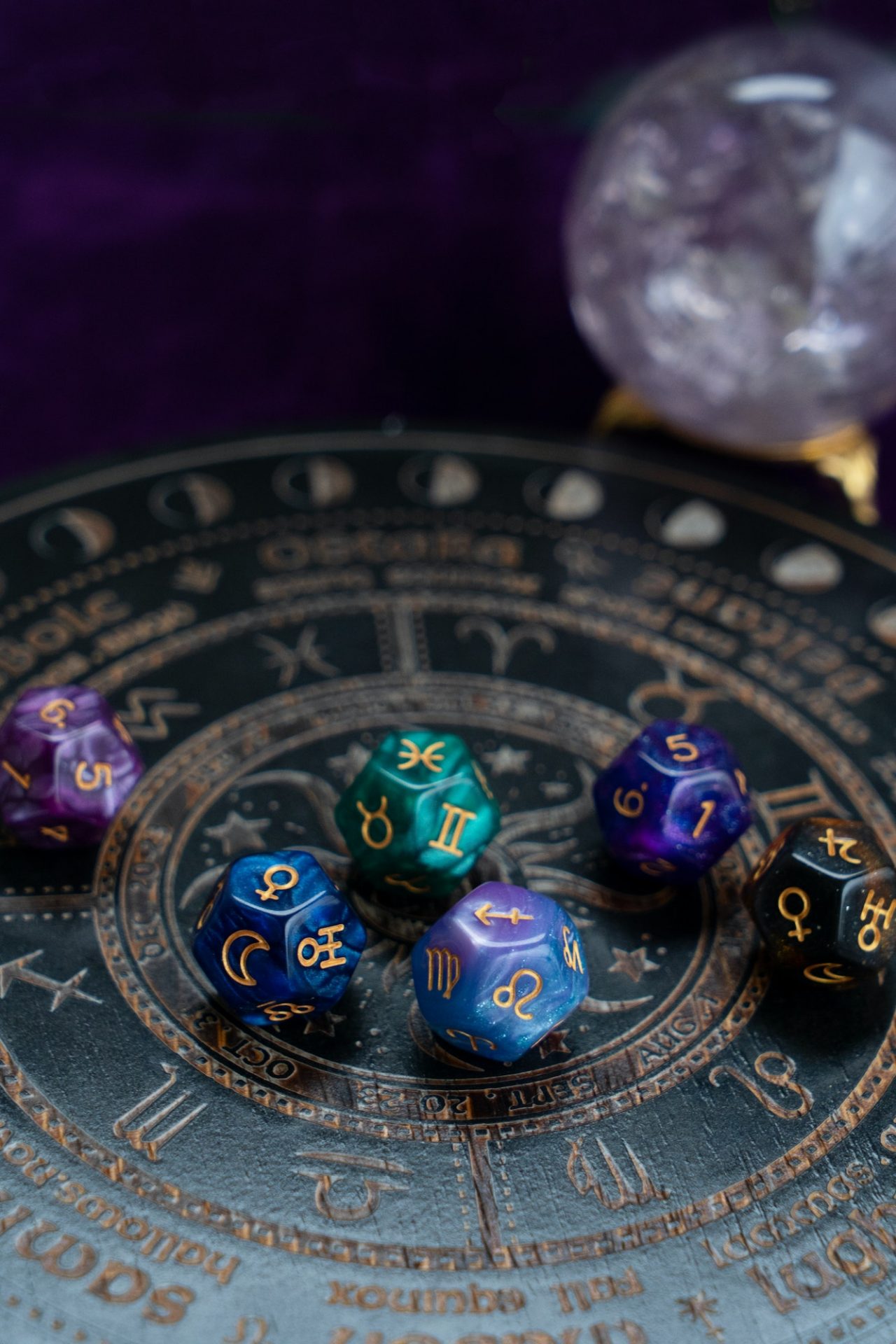 zodiac-horoscope-with-divination-dice.jpg